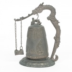 METAL, uma (1) sineta de mesa com haste no formato de dragão celestial, medindo 13 cm altura, sinais de uso,vide foto.