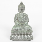 ESCULTURA, uma (1) representando BUDDHA (popularmente conhecido como SIDDHARTHA GAUTAMA, foium príncipe de uma região no sul do atual Nepal que, tendo renunciado ao trono, se dedicou à busca da erradicação dascausas do sofrimento humano e de todos os seres, e desta forma encontrou um caminho até ao despertar ou iluminação),encontra-se em posição de meditação sobre flor de lótus, confeccionada em estuque prateado, medindo 12 cm altura,vide foto.