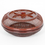 DIVERSOS, um (1) recipiente com tampa, confeccionado em bambu trançado e envernizado, medindo 19,5 cmdiâmetro, vide foto.