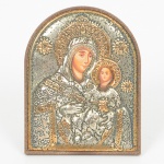 ARTE SACRA, um (1) Ícone de viagem, representando Madona com Menino, confeccionado em metal dourado eprateado, rostos em lito policromadas, marca SILVER AXIAN, suporte expositor solto, medindo 7 x 5,5 cm, vide foto.