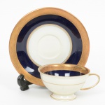 PORCELANA ALEMÃ, uma (1) xícara para café, ornada com faixa azul cobalto, generosos arremates a ouro,manufatura ROSENTHAL (Phillip Rosenthal 1855-1937 iniciou a sua atividade na Alemanha, em 1884; inicialmentecomprava porcelana branca da fábrica Hutschenreuther e revendia porta a porta depois de ter sido pintado à mão por suaesposa Maria; em 1891, fundou uma fábrica em Asch, Bohemia e iniciou a produção de sua própria porcelana branca; de1897 a 1936, Phillip Rosenthal adquiriu mais fábricas em Kronach, Marktredwitz, Selb, Waldenburg, Sophienthal, eWaldershof; após o início da Segunda Guerra Mundial a família Rosenthal fugiu da Alemanha. Naquela época, aempresa Rosenthal empregou mais de 5.000 pessoas em 10 diferentes empresas; quando a Segunda Guerra Mundialterminou, a família Rosenthal voltou para a Alemanha para modernizar suas fábricas e restabelecer mercados perdidos;já contando com a liderança de Phillip Rosenthal Jr. (1916-2001) a empresa Rosenthal foi reconstruída e fez maissucesso do anteriormente; Phillip Rosenthal Jr., mudou o foco dos projetos bem conhecidos dando-lhes aparência maissimples e contemporânea; contratou os melhores artistas da época que incluiu: Hans Theo Baumann; Raymond Peynet;Tapio Wirkkala e Raymond Loewy; em 1997 Waterford Wedgwood plc comprou a Rosenthal; em 2000 Hutschenreuthertornou-se parte da divisão Rosenthal do Grupo Waterford Wedgwood; em 2009 Waterford Wedgwood foi colocada emliquidação judicial o que resultou na compra da Rosenthal pela italiana Sambonet empresa de designer de cozinha; aaquisição incluiu todos os funcionários, direitos sobre marcas, patentes e instalações de produção, dos novos negóciosda empresa como Rosenthal GmbH), ideal para coleção de cristaleira, vide foto.