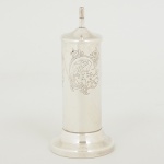 METAL PRATEADO, um (1) paliteiro cilíndrico, ornamentação em baixo relevo, representando elementosvegetalistas, marca DOMUS, medindo 12,5 cm altura, sinais de uso, vide foto.