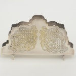 METAL PRATEADO, um (1) porta guardanapo, vazado em pérgulas e elementos vegetalistas, marca PRATARÉGIA 90, medindo 13,5 cm comprimento, sinais de uso, vide foto.