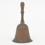 BRONZE, uma (1) sineta de mão, canelada, amassados na borda, medindo 10 cm altura, vide foto.