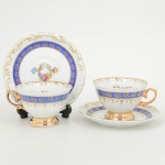 PORCELANA, par (2) xícaras para chá, ornamentação floral policromada, faixa na tonalidade azul, generososarremates a ouro, manufatura SCHMIDT (Pomerode, SC; Mauá, SP; Campo Largo, PR, fundada em 1945,ainda ematividade, maior fábrica de porcelana da América Latina), ideais para coleção de cristaleira, vide foto.