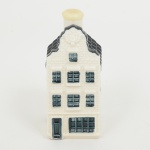 COLECIONISMO PORCELANA DE DELFT, uma (1) garrafa miniatura na forma de casa, do destilado YoungDutch Bols Jenever, lacrada e ainda com conteúdo, capacidade 35 ml, distribuída a todos os passageiros dos voos daKLM INTERCONTINENTAL, pintada na técnica blue and white, inspirada nas casas existentes no Canal de Amsterdãe outras cidades históricas da Holanda, numerada 72, colecionada no mundo inteiro, medindo 9,5 cm altura, vide foto.