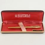 COLECIONISMO, uma (1) caneta da marca SHEAFFER, faltando a carga, confeccionada em metal dourado,acondicionada na caixa original, vide foto.