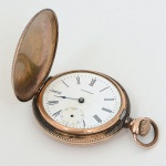 RELÓGIO, um (1) antigo de algibeira, marca AMERICAN WALTHAM WATCH COMPANY (fundada em 1849como American Horological Company, por Aaron Lufkin Dennison; Edward Howard; T. P. Davis e Samuel Curtis; em1853 virou Warren Manufacturing Company mas também ficou conhecida como The Boston Watch Company; em 1854mudou-se para Waltham, Massachusetts; em 1857 faliu e foi adquirida pela Royal E. Robbins, virando Appleton Trace& Company, pouco tempo depois a The Waltham Improvement Company a readiquiriu e passou a se chamar AmericanWatch Company; em 1858 Howard deixou a empresa para fundar a E. Howard & Co.; em 1861 a produção quase paroudevido a Guerra Civil; em 1876 ganhou medalha de ouro na Exposição Centenária da Filadélfia; em 1885 virouAmerican Waltham Watch Company; em 1907 virou Waltham Watch Co.; em 1923 virou Waltham Watch and ClockCompany; em 1925 virou Waltham Watch Company; em 1949 declarou falência; em 1954 fundou uma subsidiária naSuíça a Waltham International SA que mantêm o direito comercial da marca fora dos EUA; em 1957 fechou a fábricanos EUA), mostrador branco com algarismos romanos, faltam os ponteiros que marcam os minutos e os segundos, caixaem metal dourado com ornamentação em elementos vegetalistas, espessada a ouro 14K, medindo 51 mm diâmetro,maquina original e parada, usado, não testado e sem garantia, vide foto.