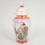 PORCELANA, um (1) vaso com tampa, ornamentação dita chinoire em policromia sobre fundo nacarado e emdegrade, arremates a ouro já com sinais de desgastes, medindo 26,5 cm altura, vide foto.