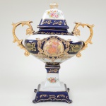 PORCELANA FRANCESA, um (1) imponente vaso com tampa, ornamentação pintada a mão com florais empolicromia, detalhes em azul cobalto, generosos arremates a ouro, marca de origem FRANCE, selo do importadorVacheron do Brasil, medindo 32 cm altura, desgastes na douração das alças, sinais de uso, vide foto.