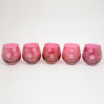 VIDRO, cinco (5) taças, incolores e translúcidas, pintadas na tonalidade cereja, singela lapidação vegetalista,medindo 9 cm altura, sinais de uso, vide foto.