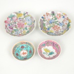 PORCELANA, quatro (4) bowls: 2 (par) com ornamentação floral policromada, marca de origem China em legendae caracteres, medindo 10 cm diâmetro; 1 com ornamentação dita aniversário (somente uma vez este padrão serviu paradecorar uma porcelana antiga no caso o serviço do casamento do imperador TONGZHI em 1872, o de época é sobrefundo amarelo), com o caractere SHOU (longevidade), barrado grego e flores policromados, fundo com predominânciada tonalidade azul, marca de origem China em legenda e caracteres; 1 com ornamentação floral policromada, barrado natonalidade rosa, marca de origem China em legenda e caracteres, medindo em média 6,5 cm diâmetro, todas com sinaisde uso, vide foto.