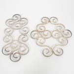 METAL PRATEADO, dois (2) descansos para panela, confeccionados em metal vergado e soldado, medindo omaior 23,5 cm comprimento, vide foto.