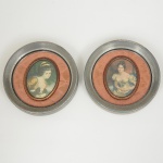 QUADRINHOS, par (2) litos policromadas representando damas, moldura interna oval, moldura externa redonda,medindo 14,5 cm diâmetro, vide foto.