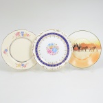 PORCELANA E FAIANÇA, três (3) pratos decorativos: 1 com ornamentação floral policromada, faixa azulcobalto, arremates a ouro, manufatura SCHMIDT (Pomerode, SC; Mauá, SP; Campo Largo, PR, fundada em 1945,ainda em atividade, maior fábrica de porcelana da América Latina), medindo 18 cm diâmetro; 1 com ornamentaçãofloral policromada, sobre fundo creme, arremates com frisos prateados, manufatura ALFRED MEAKIN (fundada em1875 na região de Tunstall na Inglaterra, de 1897 a 1913 Alfred Meakin Ltd, de 1913 a 1976 Alfred Meakin (Tunstall)Ltd, de 1976 a 1991 Myott Meakin, em 1991 foi vendida para um grupo ligado a uma igreja), modelo MARIGOLDASTORIA SHAPE, medindo 18 cm diâmetro; 1 com ornamentação policromada representando carruagem puxada porduas parelhas de cavalos, manufatura ROYAL DOULTON (fundada em 1815 como JONES, WATTS & DOULTONparceria entre John Doulton, Martha Jones e John Watts em Vauxhall Walk, Lambert, Londres; em 1820 virouDOULTON & WATTS com a saída de Martha Jones; em 1854 virou DOULTON & Co. com a aposentadoria de JohnWatts e a fusão com a HENRY DOULTON & Co.; em 1902 virou ROYAL DOULTON através de concessão real; em2009 passou a ser administrada pela Holding WWRD Waterford Crystal, Wedgwood, Royal Doulton; em 2015 foiadquirida pela empresa finlandesa FISKARS CORPORATION), medindo 17 cm diâmetro, todos com sinais de uso,vide foto.