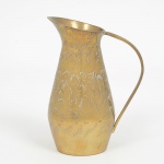 BRONZE, uma (1) pequena jarra, ornamentação burilada em elementos vegetalistas, marca de origem Índiapontilhada no fundo, medindo 12 cm altura, vide foto.