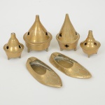 BRONZE, seis (6) itens: 2 cinzeiros na forma de sapato e 4 incensórios com tampa, medindo a maior peça 7,5 cmcomprimento, vide foto.