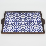 DIVERSOS, uma (1) bandeja retangular com seis azulejos, tonalidades azul e branca, possui trincados, moldura emjacaranda, medindo 47,5 x 32 cm mais as alças, sinais de uso, vide foto.