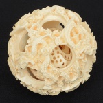 MARFIM, uma (1) antiga escultura denominada Chinese Puzzle Ball, Bola da Felicidade ou Bola Misteriosa,constituída de diversas bolas concêntricas, soltas que giram livremente uma dentro da outra, entalhadas a partir de umamaciça, a externa entalhada com dragões celestiais, as internas representando constelações, possui pequenas perdas edefeitos, medindo aproximadamente 8 cm diâmetro, falta a base de sustentação, vide foto.