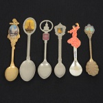 METAL PRATEADO, seis (6) colheres souvenires distintas, modelos variados, origem Portugal e Espanha, videfoto.