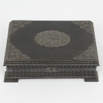 DIVERSOS, um (1) antigo porta joia, confeccionado em jacarandá, lateral com goivados, apliques florais emPRATA, interior com forração em tecido camurça e acetinado, medindo 25 x 18,5 x 7,5 cm, falta a chave, sinais de uso,vide foto.