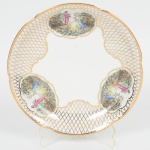 PORCELANA, um (1) prato decorativo ornado com cena de galanteio, possivelmente baseada na obra deFRAGONARD (Jean Honoré Fragonard, Grasse 1732 Paris 1806, pintor, desenhista e gravurista francês, estiloRococó,conhecido pela exuberância e hedonismo de sua obra, pinturas do gênero com atmosfera de intimidade eerotismo), arremates a ouro, manufatura CONDESSA (fundada por Nicolas Coman e Hercílio Deeke, em 1956 nacidade de Blumenau, SC, como Coman & Deek Ltda, pouco tempo depois Porcelana Condessa S/A, fechou em 1967),medindo 18,5 cm diâmetro, vide foto.