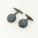 JOIA, par (2) abotoaduras, confeccionadas em PRATA, esmaltação na tonalidade azul, peso aproximado 3,6 gr.,vide foto.