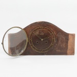 RELÓGIO, uma (1) máquina para carrilhão de mesa, marca SOREL (fabrica de relógio Suíça, seus mecanismostambém foram utilizados na fabricação de relógios no Brasil pela ESKA e SILCO), mostrador com dois furos para darcorda, sinalizando a cada meia hora e hora cheia, numerado 21-5523781, usado, não testado e sem garantia, vide foto.