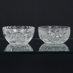 VIDRO, duas (2) tigelas distintas, incolores e translúcidas, ambas modeladas em elementos vegetalistas, medindo11,5 cm diâmetro, sinais de uso, vide foto.