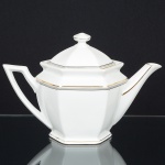 PORCELANA PORTUGUESA, um (1) bule de chá, modelagem hexagonal, ornado com faixa na tonalidade cinzae frisos nas tonalidades preta e dourada, manufatura VISTA ALEGRE (fundada em 1824, pelo negociante, lavrador,industrial e político, José Ferreira Pinto Basto, através de alvará concedido por D. João VI, tendo seu fundadorassociado a fábrica os seus 15 filhos, ficando a sociedade denominada Ferreira Pinto & Filhos; cinco anos mais tarderecebe o título real pelo reconhecimento de sua arte e sucesso, ficando conhecida como Real Fábrica da Vista Alegre,começou no fabrico de vidros enquanto se empenhava em esforços para a produção de porcelana, os primeiros ensaiosconseguidos foram imperfeitos denominado loiça de pó de pedra, através de boas relações com a fábrica francesa deSevres conseguiu as receitas para o fabrico de porcelana, somente em 1832, por sorte, é encontrado um jazigo de caulimsituado em Aveiro, próximo a Ílhavo, a partir desta data o fabrico de porcelana foi se aperfeiçoando em Portugal, 1851expôs com sucesso no Palácio de Cristal em Londres; 1852 D. Fernando II visita a fábrica e encomenda uma baixelacompleta; 1867 recebeu sua primeira premiação na Exposição Universal de Paris; 1880 interrompe a produção de vidrospara se dedicar exclusivamente a porcelana; 1964 inauguração do Museu Histórico da Vista Alegre; ainda emfuncionamento), medindo 17 cm altura, sinais de uso, vide foto.