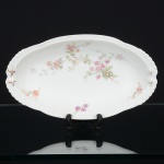 PORCELANA FRANCESA, um (1) covilhete oval com ornamentação floral policromada, arremates a ouro, ,marcado LIMOGES SS FRANCE sobre a marca LIMOGES PARIS V.S. FRANCE, medindo 22 x 12,5 cm, vide foto.