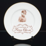 PORCELANA, um (1) prato souvenir da Inglaterra, representando Príncipe Charles com falhas, arremates a ouro,manufatura Paragon China Ltd (fundada no ano de 1897 como Star China Company, inicialmente em St Gregory,Gregory Street, Longton, posteriormente mudou-se para Atlas Works, Sutherland Road, Longton, a partir de 1900adotou o nome comercial Paragon, o nome tornou-se tão popular que em 1919 a empresa mudou o nome para ParagonChina Company, em 1930 mudou para Paragon China Ltd, em 1960 juntou-se a Thomas C. Wild & Sons Ltd fabricanteda Royal Albert, que manteve o nome comercial Paragon, em 1964 fundiu-se ao Grupo Lawley Ltd mudando o nomepara Allied England Potteries Ltd, em 1972 tornou-se parte da Royal Doulton que parou de usar os nomes comerciaisRoyal Albert e Paragon no ano de 1992), medindo 15,5 cm diâmetro, vide foto.