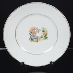 PORCELANA, um (1) prato com ornamentação policromada representando criança colhendo flores, arremates aouro, manufatura REAL (Mauá, SP, 1943 a 1994), medindo 18,5 cm diâmetro, vide foto.