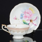 PORCELANA JAPONESA, uma (1) xícara de chá, ornamentação floral policromada, arremates com frisos a ouro,marca representada pela letra H dentro de losango e silhueta de flor de cerejeira, ideal para coleção de cristaleira, videfoto.