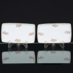 PORCELANA, par (2) covilhetes retangulares, ornamentação floral policromada, arremates com frisos a ouro,manufatura SCHMIDT (Pomerode, SC; Mauá, SP; Campo Largo, PR, fundada em 1945, ainda em atividade, maiorfábrica de porcelana da América Latina), medindo 17 x 10 cm, sinais de uso, vide foto.