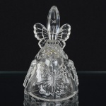 VIDRO, uma (1) sineta, incolor e translúcida, modelada em borboletas, medindo 9,5 cm altura, vide foto.