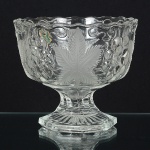 CRISTAL, uma (1) taça grande de pé baixo, incolor e translúcida, modelada em parras, base octogonal, fundoestrelado, selo da BOHEMIA CRYSTAL, Made in Checoslováquia, medindo 11,5 cm diâmetro e 10 cm altura, sinais deuso, vide foto.