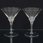 DEMI CRISTAL, par (2) taças de pé alto para drinque, bojo obcônico, fuste canelado na vertical, base em bolacha,uma delas com ínfimo bicado na borda, medindo 15 cm altura, sinais de uso, vide foto.