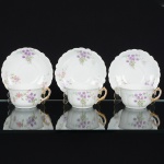 PORCELANA, três (3) xícaras de chá, ornamentação floral policromada, arremates com frisos a ouro, marcadoLIMOGES PARIS V.S. FRANCE, um pires com trinca na borda, ideais para coleção de cristaleira, vide foto.