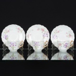PORCELANA, três (3) xícaras de café, ornamentação floral policromada, arremates com frisos a ouro, marcadoLIMOGES PARIS V.S. FRANCE, ideais para coleção de cristaleira, vide foto.