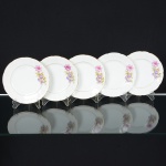 PORCELANA, cinco (5) pratos para sobremesa, ornamentação floral policromada, arremates com frisos a ouro,marca PIRKENHAMMER (fundada em 1803 por Johann Gottlob List e Friedrich Höcke, na região da Bohemia naÁustria, atual Brezová na Checoslováquia, que com a divisão não sei em que lado foi parar, vendida em 1811 paraChristopher Reichenbach e Christian Nonne com apoio financeiro de seu pai Martin Ficher ficando conhecida comoFicher & Reichenbach, em 1852 Christian comprou a parte do sócio e em 1859 vendeu a fábrica para o seu filho RudolfKarl Ficher e o sogro Ludwig Von Mieg passando a se chamar Ficher & Mieg, foi leiloada em 1908 e os arrematantesforam Wilhelm e Victor Maier, aderiu em 1918 e 1920 respectivamente a OEPIAG {Osterreichische Porzellan IndustrieAG} e EPIAG {Erste primeira Bohemische Porzellan Industrie AG} mudança esta devido a criação daChecoslováquia, cabe ainda ressaltar que as siglas OEPIAG e EPIAG não são fábricas e sim um plano associativo parapromover a porcelana da região da Bohemia, a fábrica continua em atividade), Modelo AVIGNON, Checoslováquia,medindo 16,5 cm diâmetro, sinais de uso, vide foto.