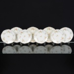 FAIANÇA INGLESA, oito (8) pratos para sobremesa, dois tamanhos distintos: 4 medindo 16,5 cm e 4 medindo 18cm, ornamentação floral policromada, arremates com frisos a ouro, manufatura JOHNSON BROS Ltd. (fabrica defaiança fundada em Hanley, Stoke-on-Trent, Inglaterra, no ano de 1883, empresa de quatro irmãos: Alfred, Frederick,Henry e Robert filhos de Robert Johnson, netos da linhagem Meakin, em 1968 se juntou ao grupo Wedgwood, em 2003transferiu a fabrica para a China), possui o craquelê característico do envelhecimento de toda a faiança, sinais de uso,vide foto.