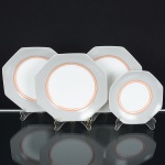 PORCELANA FRANCESA, quatro (4) itens: 1 pires descasado sem a xícara e 3 pratos octogonais, ornados comfaixas nas tonalidades cinza e marrom, marca DANIEL HECHTER, Paris, medindo respectivamente 15 cm e 20 cmdiâmetro, sinais de uso, vide foto.