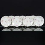 PORCELANA FRANCESA, sete (7) pratos para sobremesa com ornamentação floral policromada, arremates aouro, , marcado LIMOGES PARIS V.S. FRANCE, medindo 21,5 cm diâmetro, três deles com bicados na borda, videfoto.