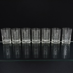 VIDRO, sete (7) copos cilíndricos, incolores e translúcidos, metade inferior lapidada em pérgula, medindo 6,5 cmdiâmetro e 11 cm altura, sinais de uso, vide foto.