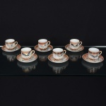 PORCELANA JAPONESA, seis (6) xícaras para café, ornamentação dita Dragonware, representando dragãocelestial em policromia, técnica Moriage (esmaltes em relevo), arremates a ouro, traz no fundo o rosto de uma gueixa natécnica LITHOPHANE (técnica de modelagem em espessuras variadas, quando iluminadas por traz formam umaimagem; inventada pelos Chineses no século XV conhecida como AN-HUA que significa secreto ou decoração oculta; apartir de 1760 Worcester, empregou técnica similar em suas porcelanas; muito tempo depois o diplomata francês BarãoPaul de Bourgoing a patenteou em 1827, cujo os primeiros exemplares foram produzidos pelo seu amigo o Barão Alexisdu Tremblay, em uma cerâmica na região de Rubelles e marcadas AdT; em 1829 Meissen começou a produzir soblicença de Bourgoing; além de muitas outras como: Berlim; Plaue; Volkstedt; São Petersburgo; Royal Copenhagen; etc.;em meados do século XX a técnica foi muito difundida no Japão), marcada NI-PON em caracteres, ladeada pordolphins, abaixo a legenda Made in Japan, ideais para coleção de cristaleira, vide foto.