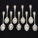 METAL PRATEADO, nove (9) antigas colheres para café, ornamentação relevada em frisos, volutas e elementosvegetalistas, manufatura CHRISTOFLE, medindo 10 cm comprimento, sinais de uso, vide foto.