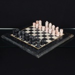 DIVERSOS, um (1) tabuleiro para jogar xadrez, confeccionado em granito e/ou mármore de várias tonalidades,faltando um cavalo, medindo 39,5 x 39,5 cm, sinais de uso, vide foto.