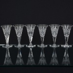 CRISTAL INGLÊS, seis (6) taças de pé alto para drinque, incolores e translúcidas, bojo obcônico lapidado emsulcos e dedão, continuação do fuste hexagonal, base em bolacha, manufatura da Cristaleria STUART, modelo similarao BACCARAT, medindo 11 cm altura, sinais de uso, vide foto.