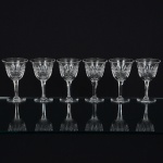 CRISTAL INGLÊS, seis (6) taças de pé alto, incolores e translúcidas, bojo lapidado em sulcos e dedão, fustehexagonal, base em bolacha, manufatura da Cristaleria STUART, modelo similar ao BACCARAT, medindo 12 cmaltura, sinais de uso, vide foto.